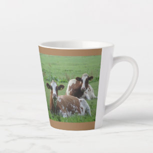 Zwei Niedliche weißbraune Kühe Kruste. Brawn Latte Milchtasse
