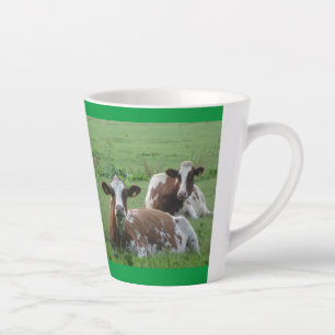 Zwei Niedliche weißbraune Kühe Kruste. Grüne Latte Milchtasse