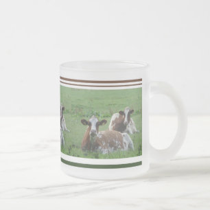 Zwei Niedliche weißbraune Kühe Mattierte Tasse aus