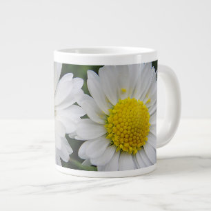 Zwei niedliche, weiße Portionen Kaffee-Tasse Jumbo-Tasse