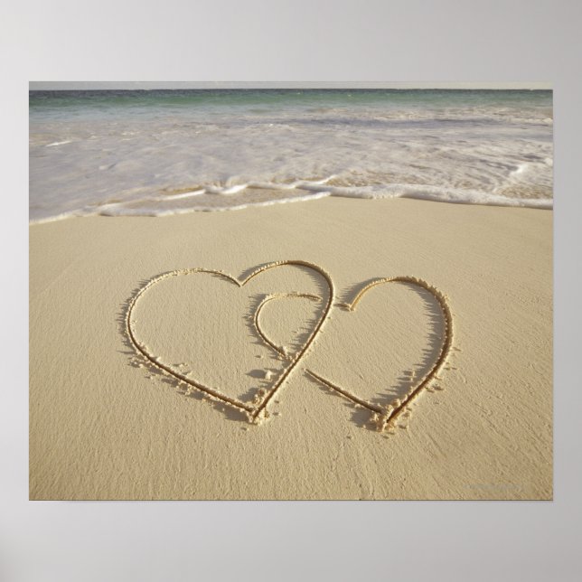 Zwei Oberherzen gezeichnet am Strand Poster (Vorne)