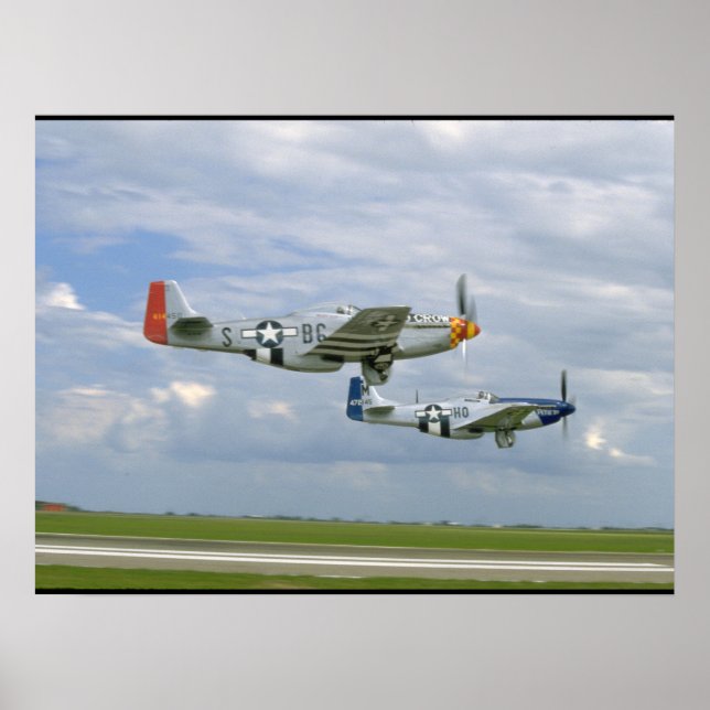 Zwei P51-Mustangs fliegen nach._WWII-Flugzeug Poster (Vorne)