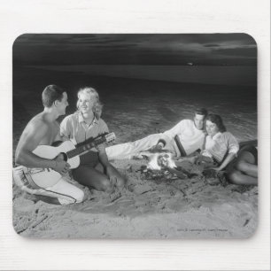 Zwei Paare auf dem Strand, der um Lagerfeuer sitzt Mousepad