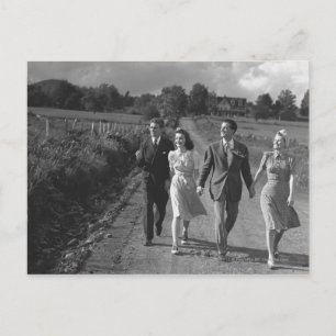 Zwei Paare, die auf der Landstraße B&W laufen Postkarte