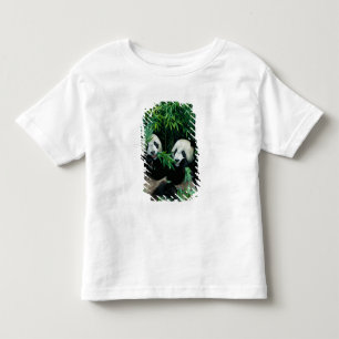 Zwei Pandas essen gemeinsam Bambus, Wolong Kleinkind T-shirt