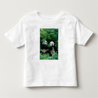 Zwei Pandas essen zusammen Bambus, Wolong Kleinkind T-shirt