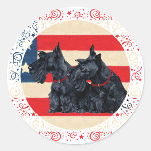 Zwei patriotische Scottish Terrier Runder Aufkleber