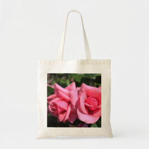 zwei perfekte Blume in heißen rosa Rose. Liebe Tragetasche