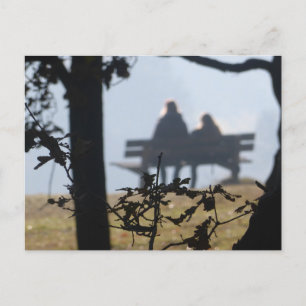 Zwei Personen sitzen auf der DIY-Bänke Postkarte