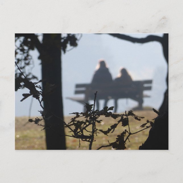 Zwei Personen sitzen auf der DIY-Bänke Postkarte (Vorderseite)