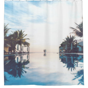 Zwei Personen stehend am Pool Duschvorhang