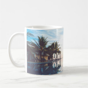 Zwei Personen stehend am Pool Kaffeetasse
