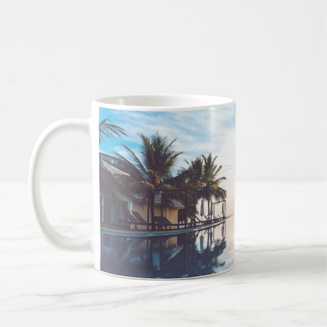 Zwei Personen stehend am Pool Kaffeetasse (Links)