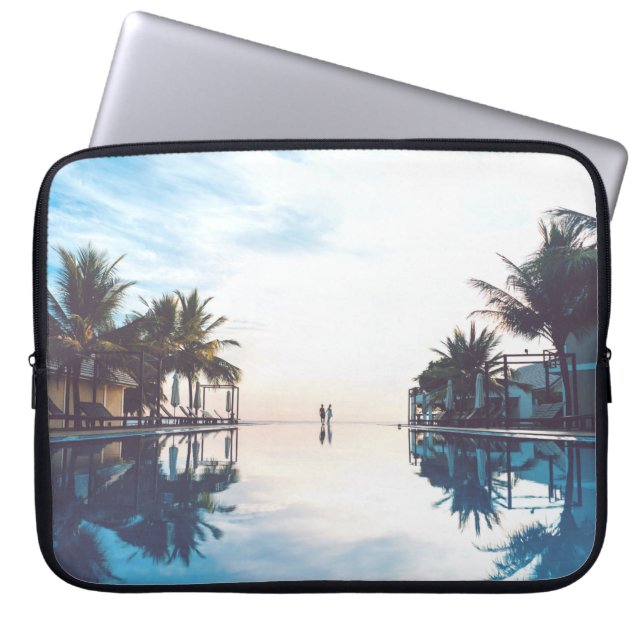 Zwei Personen stehend am Pool Laptopschutzhülle (Vorderseite)