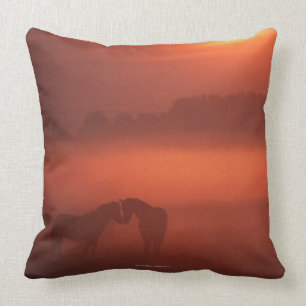 Zwei Pferde am Sonnenuntergang Kissen