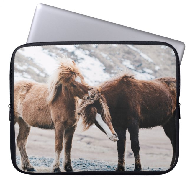 ZWEI PFERDE AUF DEM FELD LAPTOPSCHUTZHÜLLE (Vorderseite)