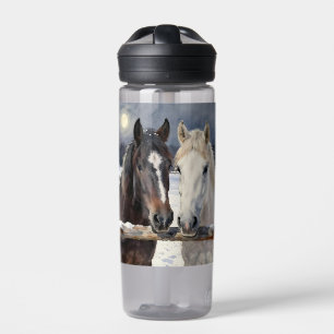 Zwei Pferde auf einer verschneiten Farm Personal Trinkflasche