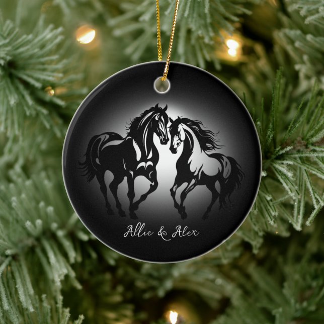 Zwei Pferde in der Liebe Schwarz-weißes Pferdefreu Keramik Ornament (Baum)