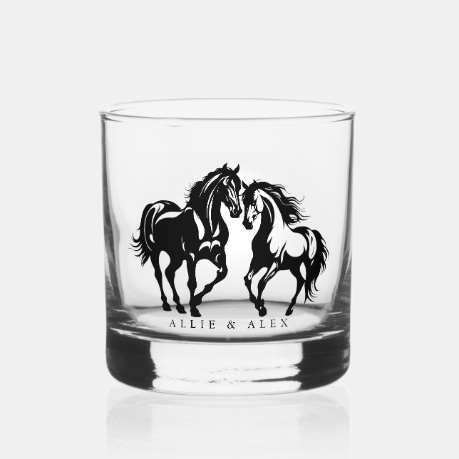 Zwei Pferde in der Liebe Schwarz-weißes Pferdefreu Whiskyglas (Vorderseite)