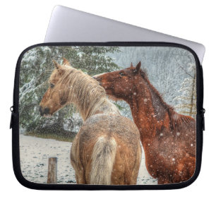 Zwei Ranch Pferde spielen im Schnee-Pferd-Foto Laptopschutzhülle