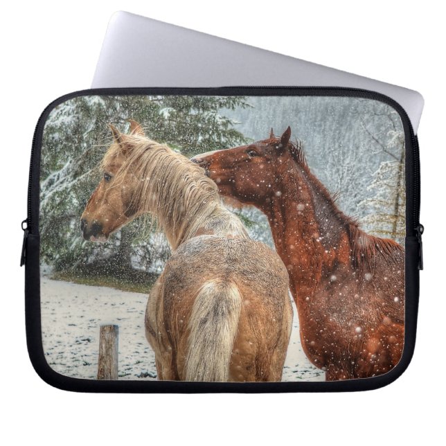 Zwei Ranch Pferde spielen im Schnee-Pferd-Foto Laptopschutzhülle (Vorderseite)