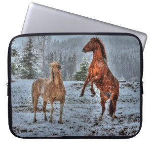 Zwei Ranch Pferde spielen im Schnee-Pferd-Foto Laptopschutzhülle