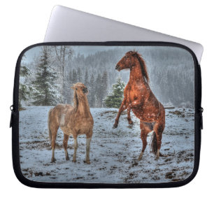 Zwei Ranch Pferde spielen im Schnee-Pferd-Foto Laptopschutzhülle
