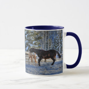 Zwei Ranch Pferde spielen im Winter im Schnee Tasse