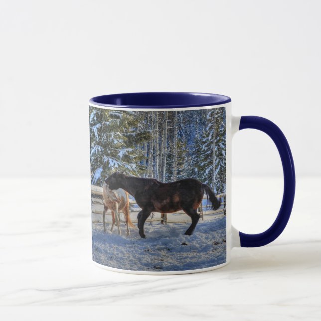 Zwei Ranch Pferde spielen im Winter im Schnee Tasse (Rechts)