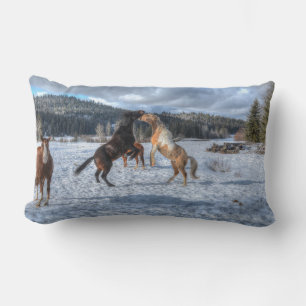 Zwei Ranch-Pferde spielen im Winterschnee Lendenkissen