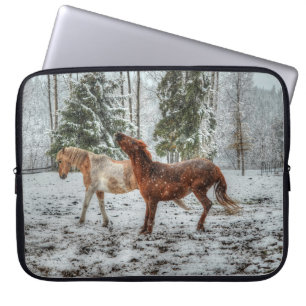 Zwei Ranchpferde, die im Foto Schneekind spielen 3 Laptopschutzhülle