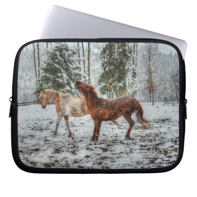 Zwei Ranchpferde, die im Foto Schneekind spielen 3 Laptopschutzhülle (Vorderseite)