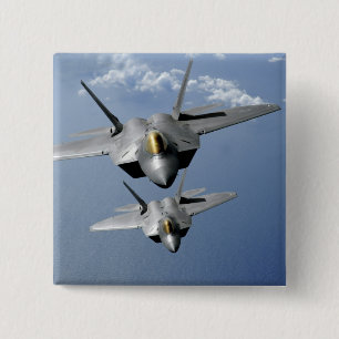 Zwei Raubvögel F-22 fliegen über den Pazifischen Button