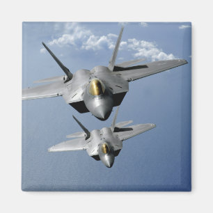 Zwei Raubvögel F-22 fliegen über den Pazifischen Magnet