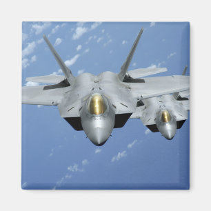 Zwei Raubvögel F-22 fliegen über den Pazifischen Magnet