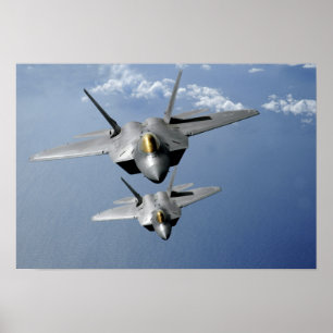 Zwei Raubvögel F-22 fliegen über den Pazifischen Poster