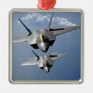 Zwei Raubvögel F-22 fliegen über den Pazifischen Silbernes Ornament