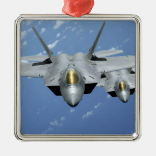 Zwei Raubvögel F-22 fliegen über den Pazifischen Silbernes Ornament