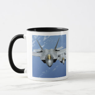 Zwei Raubvögel F-22 fliegen über den Pazifischen Tasse