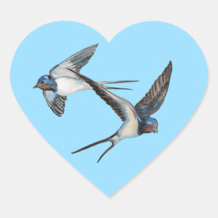 Zwei Rauchschwalben fliegen hoch am blauen Himmel Herz-Aufkleber