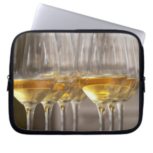 zwei Reihen von Weinschälchen mit saftigem Laptopschutzhülle