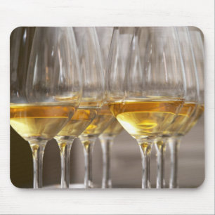 zwei Reihen von Weinschälchen mit üppigem Mousepad