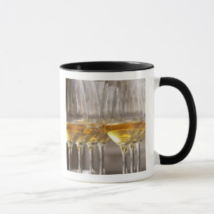 zwei Reihen von Weinschälchen mit üppigem Tasse