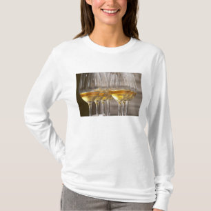 zwei Reihen von Weinschwenkern mit saftigem T-Shirt