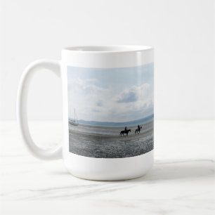 Zwei Reiter auf einem Strand bei Niedrigwasser – B Kaffeetasse