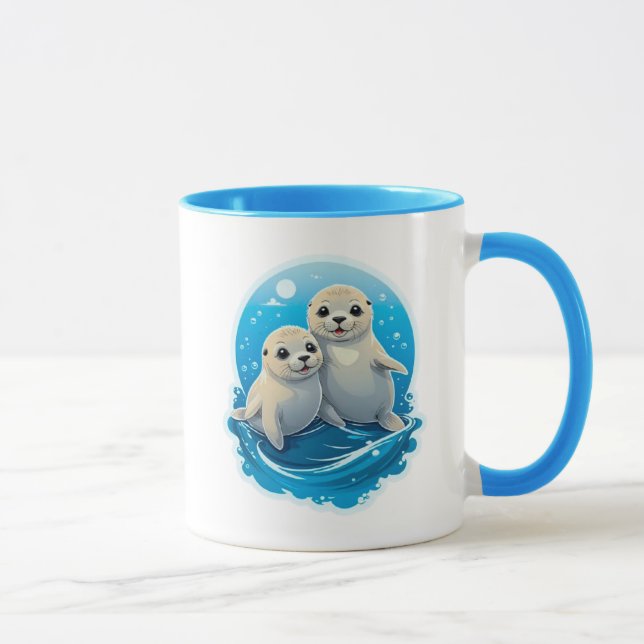 Zwei reizende Robbenbabys spielen im Wasser. Tasse (Rechts)