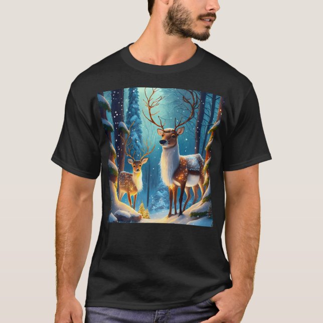 Zwei Rentiere in einem schneebedeckten Kiefernwald T-Shirt (Vorderseite)