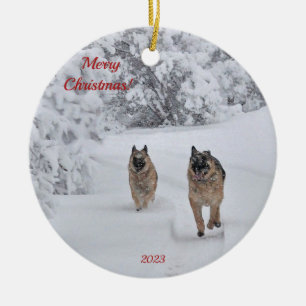 Zwei rettende deutsche Schäferhunde laufen im Schn Keramik Ornament
