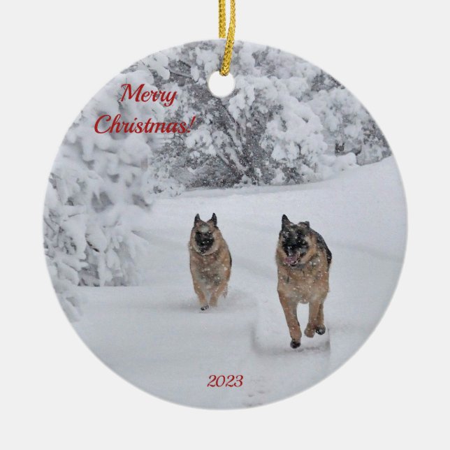 Zwei rettende deutsche Schäferhunde laufen im Schn Keramik Ornament (Vorne)
