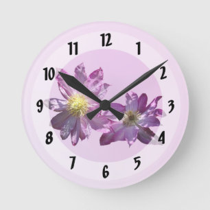 Zwei rosa Clematis Runde Wanduhr